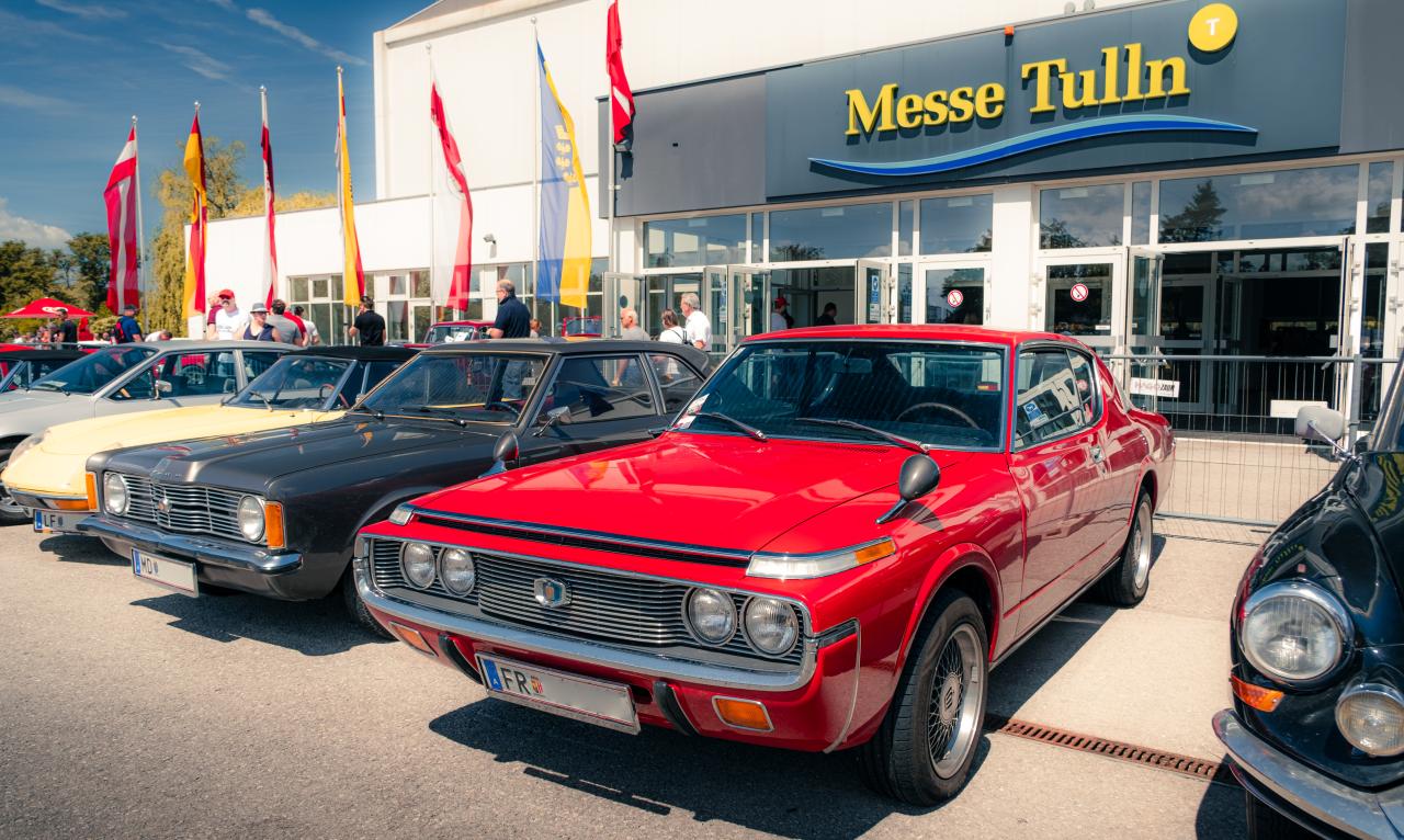 diverse Oldtimer Fahrzeuge