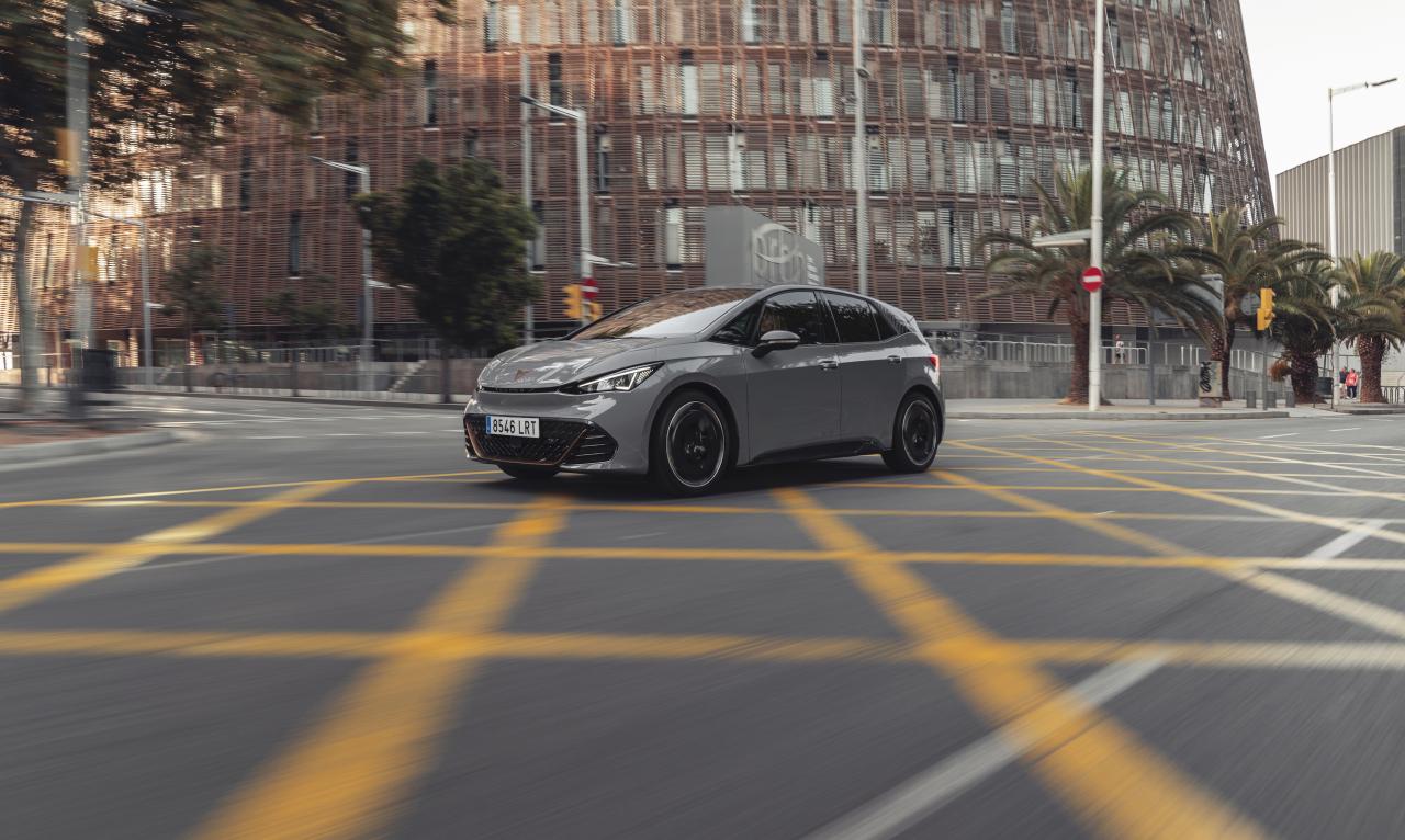Cupra Born Front/Seite in Fahrt