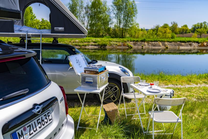 MINI Cooper SE Countryman ALL4 und MINI Cooper SE mit Dachzelt und Campingausrüstung