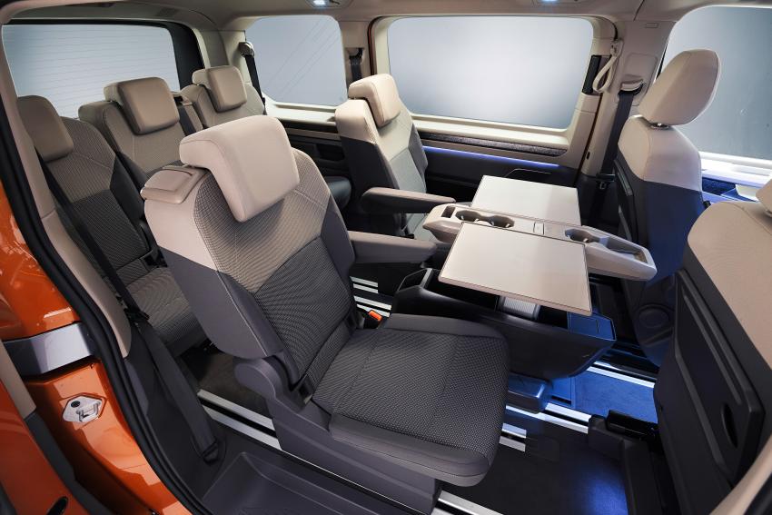 Volkswagen T7 Multivan Rücksitze Mittelkonsole Tische ausgeklappt