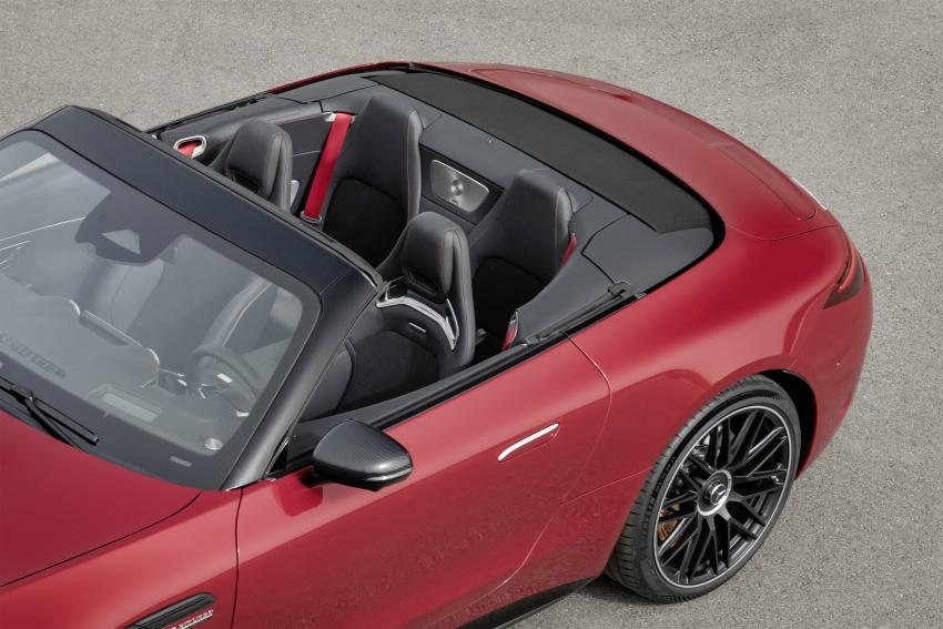 Mercedes-AMG SL Innenraum bei offenem Verdeck von oben
