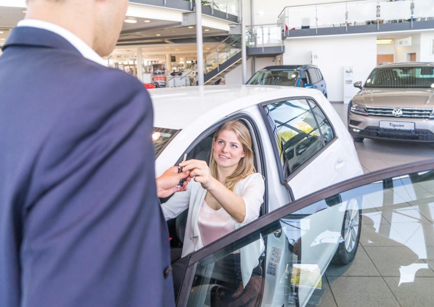 Schlüsselübergabe in einem Autohaus