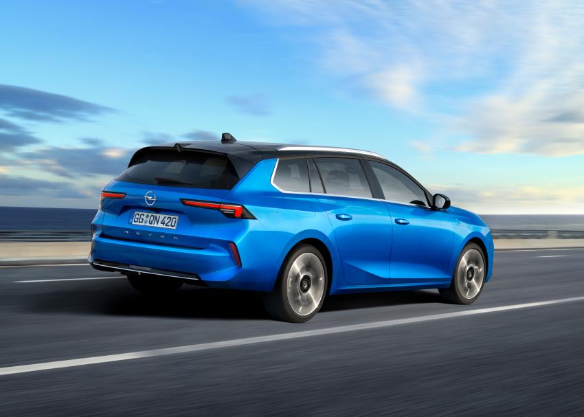 Opel Astra Sports Tourer in Fahrt