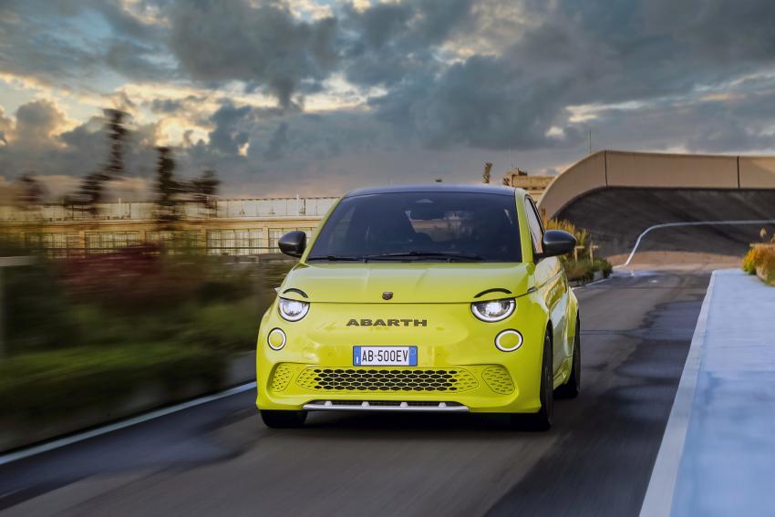 Abarth 500e in Fahrt