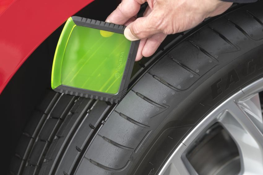 Skoda Simply Clever Eiskratzer mit Profiltiefenmesser