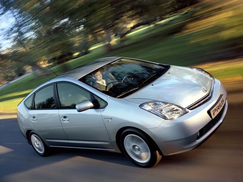 Toyota Prius 2. Generation Seite/Front in Fahrt