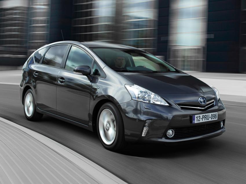 Toyota Prius+ Front/Seite in Fahrt
