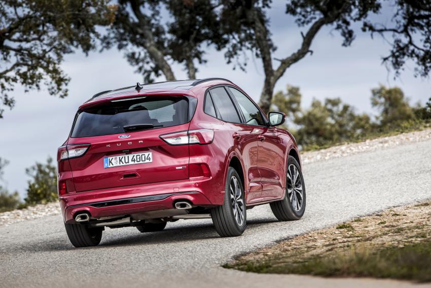 Ford Kuga Heck/Seite in Fahrt