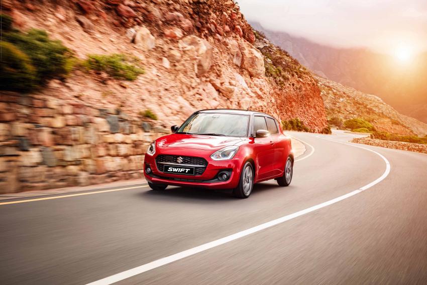 Kleinwagen Suzuki Swift Front/Seite in Fahrt