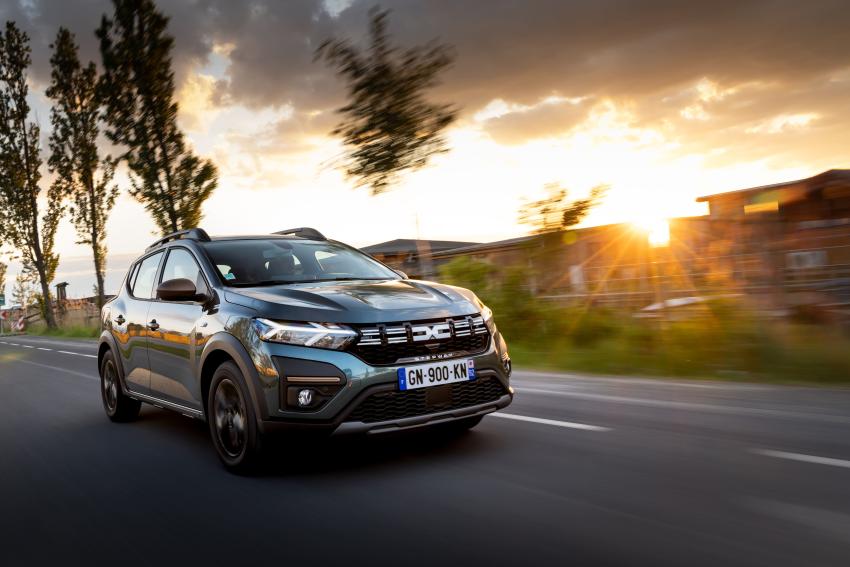 Kleinwagen Dacia Sandero Stepway Front/Seite in Fahrt