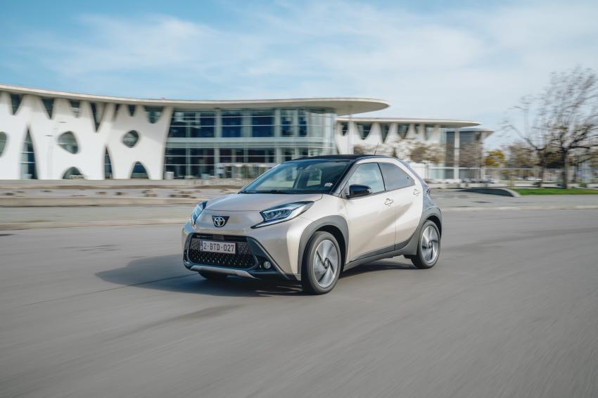 Kleinwagen Toyota Aygo X Front/Seite in Fahrt