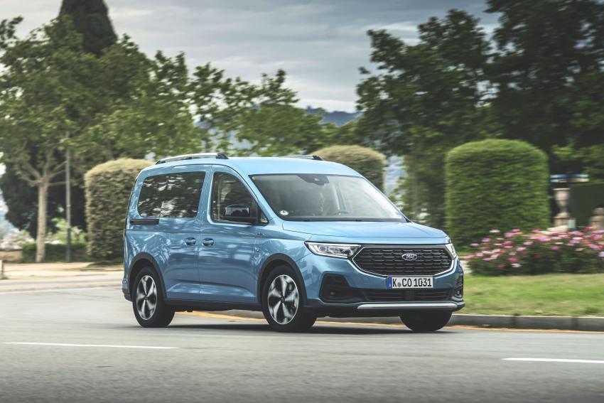 Ford Tourneo Connect Front/Seite in Fahrt