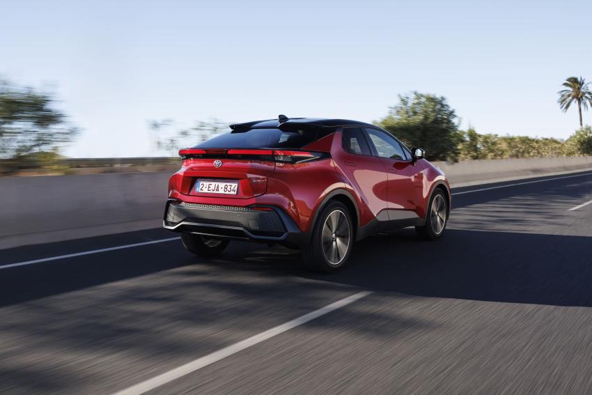 Toyota C-HR Heck/Seite in Fahrt
