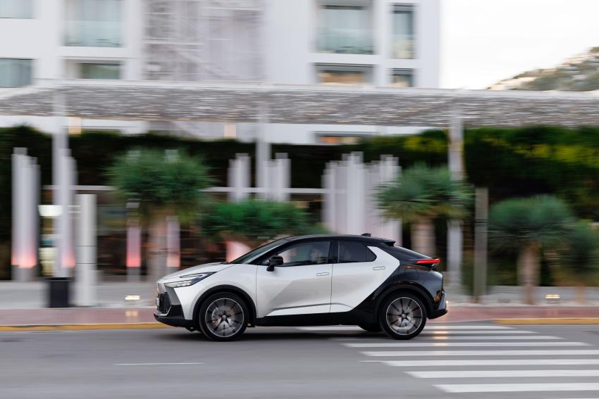 Toyota C-HR Seite in Fahrt