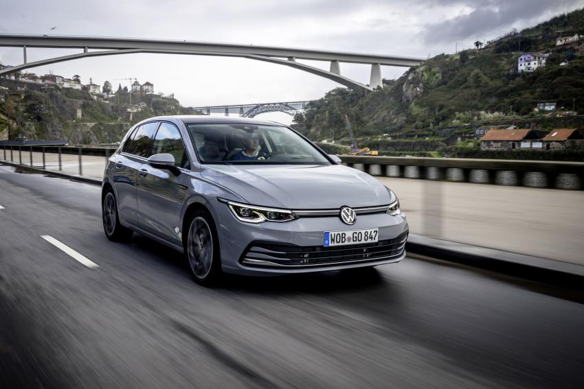 VW Golf Front/Seite in Fahrt