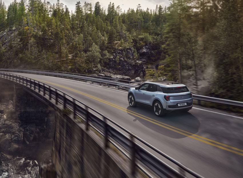 Ford Explorer Heck/Seite in Fahrt