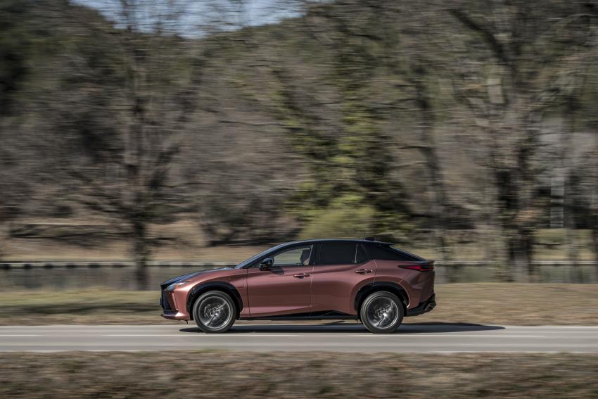 Lexus RZ Seite in Fahrt