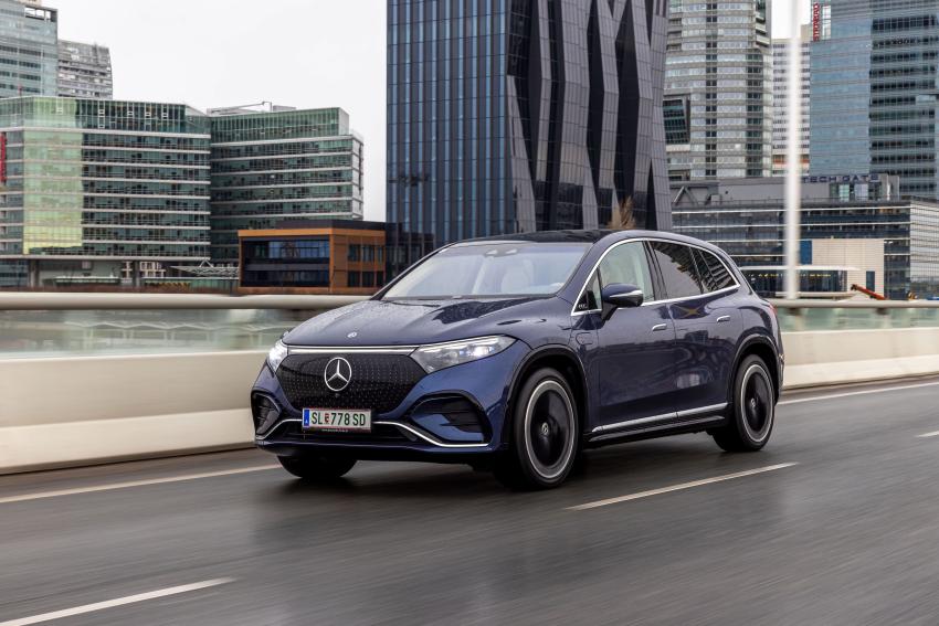 Mercedes-Benz EQS SUV Front/Seite in Fahrt