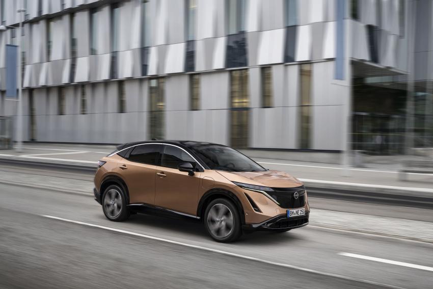Nissan Ariya Front/Seite in Fahrt