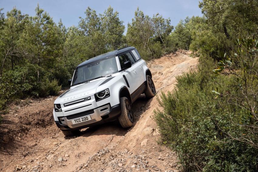 Land Rover Defender Front/Seite in Fahrt