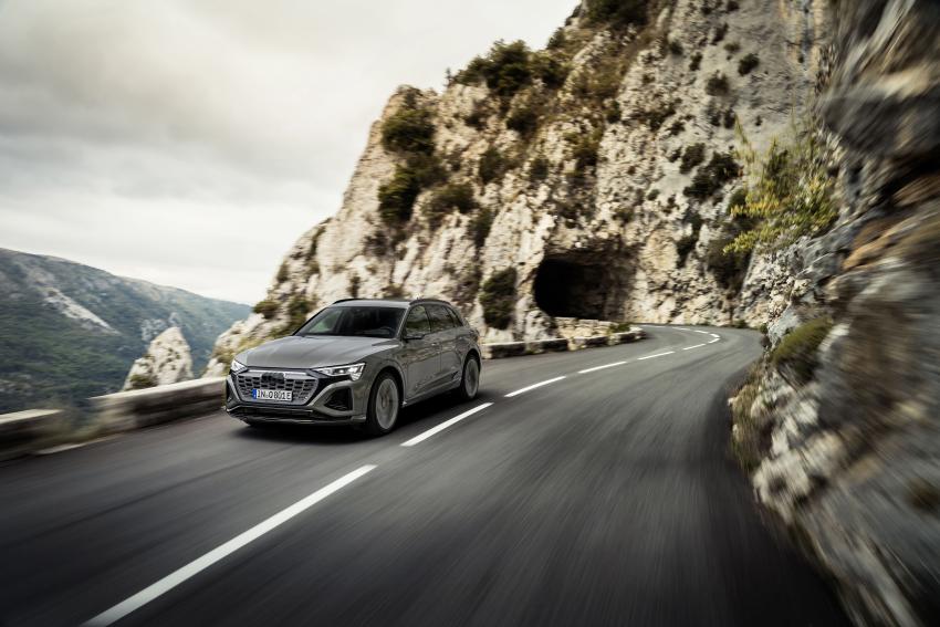 Audi Q8 e-tron Front/Seite in Fahrt