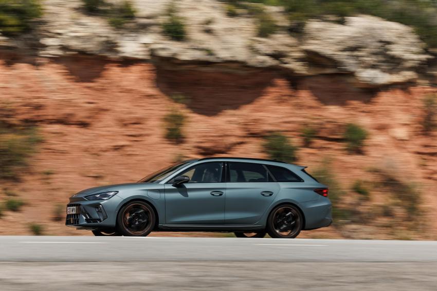 Cupra Leon Seite in Fahrt