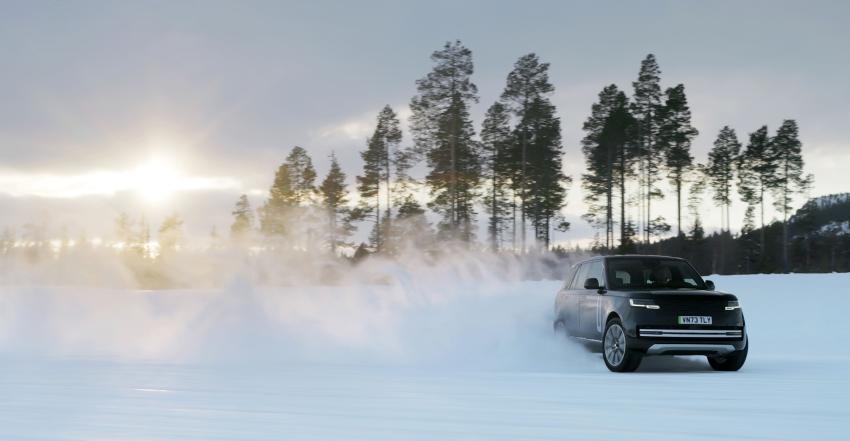 Range Rover Electric Front/Seite in Fahrt