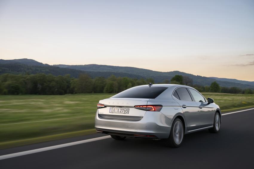 Skoda Superb Limousine Heck/Seite in Fahrt