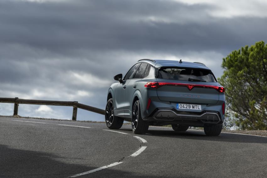 Cupra Terramar Heck/Seite in Fahrt
