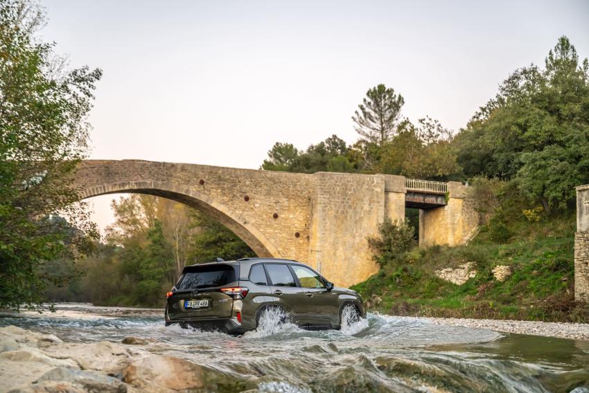 Subaru Forester Heck/Seite in Fahrt durch Fluss