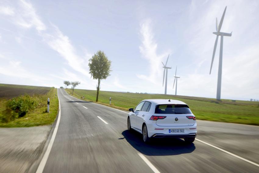 VW Golf eHybrid Heck/Seite in Fahrt