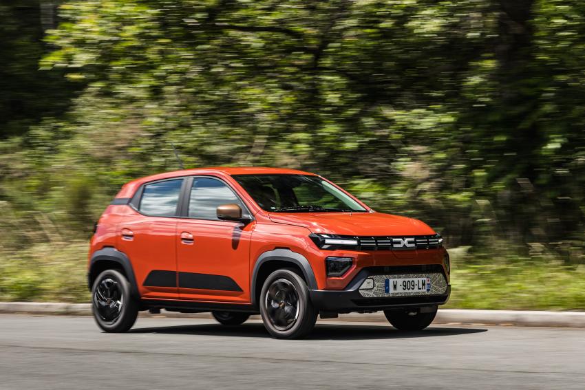 Dacia Spring Front/Seite in Fahrt