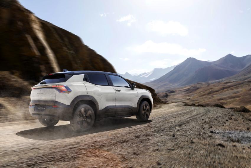 Suzuki e Vitara Heck/Seite in Fahrt
