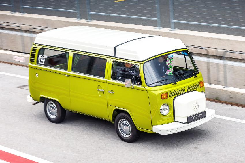 Volkswagen T2 Front/Seite in Fahrt