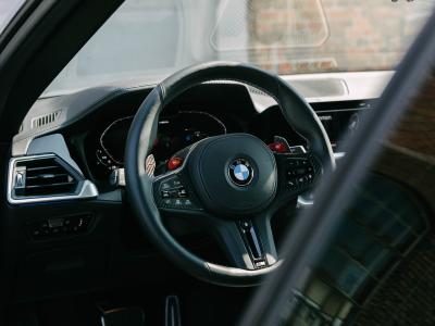 BMW stellt sich wohl die gleiche Frage wie ich: Was ist so falsch an runden Lenkrädern? Hier gibts keine Abflachungen und Einkerbungen, nur ein wohlgeformtes Volant mit Direktwahlknöpfen für die Fahrmodi.