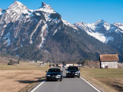 Alfa Romeo Giulia und Stelvio Estrema Front in Fahrt