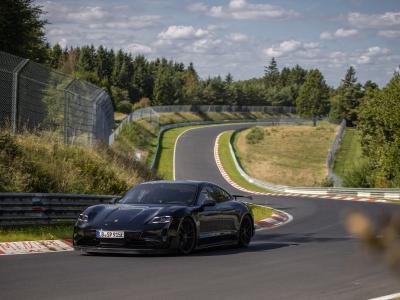 Porsche Taycan Vorserienfahrzeug Front/Seite in Fahrt