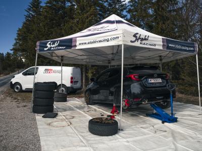 Toyota Proace und GR Yaris unter einem Zelt