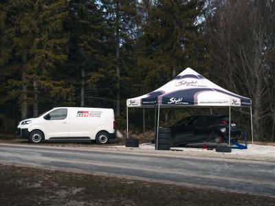 Toyota Proace mit offener Tür. Im Fahrzeug liegen Werkzeuge und Reifen.