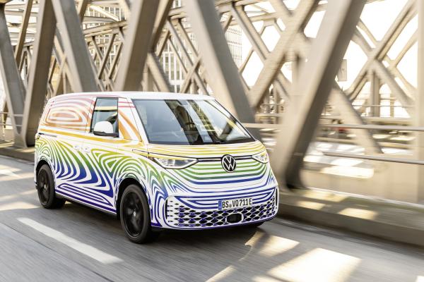 VW ID. Buzz in Fahrt seitlich