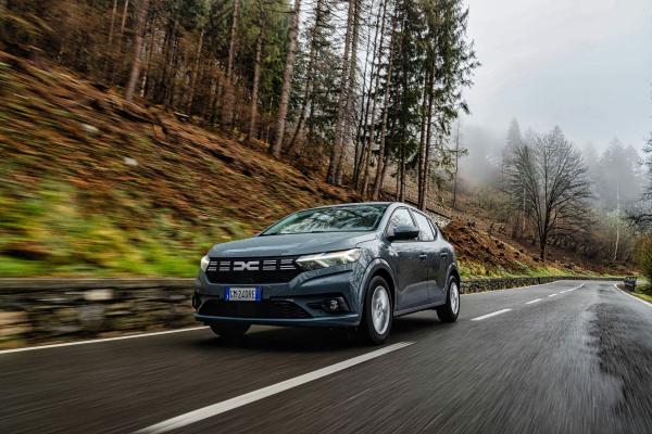 Kleinwagen Dacia Sandero Front/Seite in Fahrt