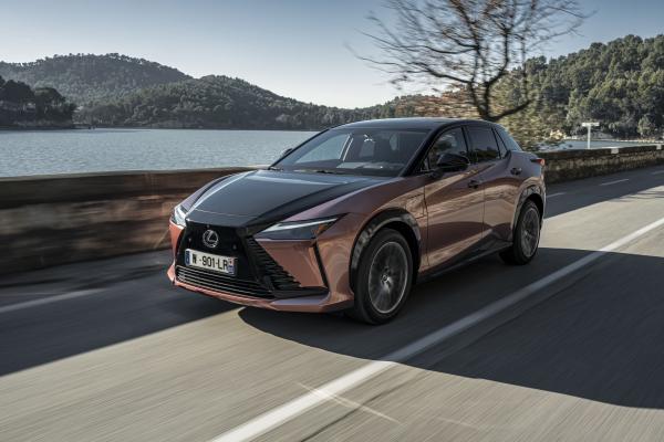 Lexus RZ Front/Seite in Fahrt