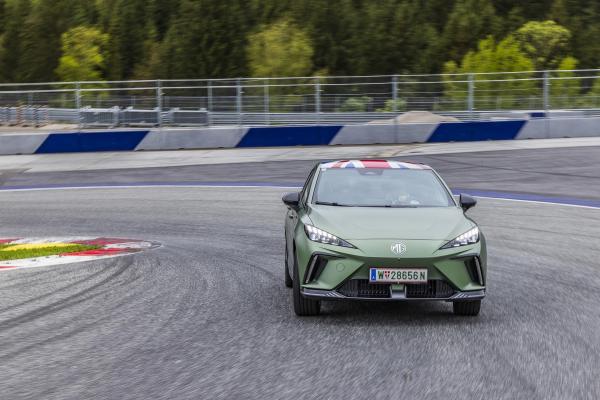 MG4 XPower Front in Fahrt