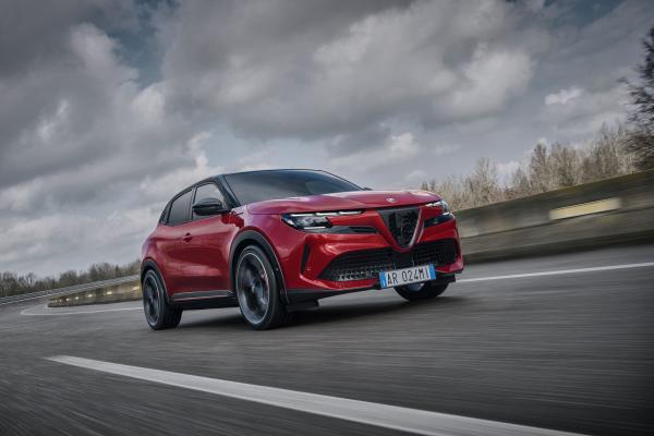 Alfa Romeo Junior Front/Seite in Fahrt