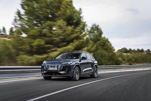Audi Q6 e-tron Front/Seite in Fahrt