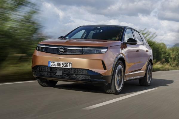 Opel Grandland Front/Seite in Fahrt