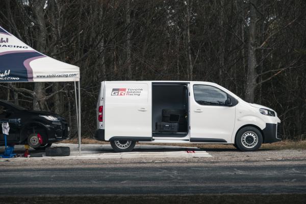 Toyota Proace mit offener Tür. Im Fahrzeug liegen Werkzeuge und Reifen.