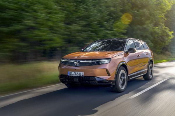 Opel Grandland Front/Seite in Fahrt